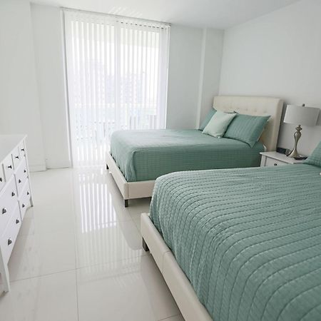 Ocean Reserve Luxury Condos Across From Sunny Isles Beach Miami Beach Exterior foto